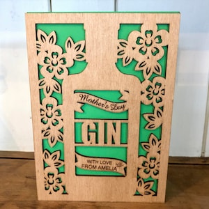 Gepersonaliseerde houten aandenkenkaart - gin, bier, whisky of prosecco Papercut-ontwerp mijlpaal verjaardagen 18e, 21e, 30e, 40e, 50e, 60e