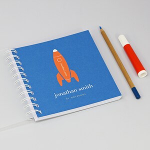 Libreta pequeña infantil personalizada con forma de cohete