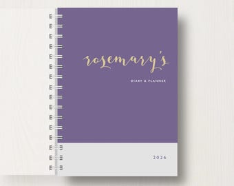 Agenda personalizada de 2026 com nome em letra cursiva.
