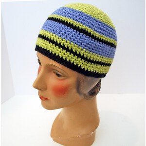 Może przedstawiać: Czapka z dzianiny w paski w kolorze zielonym, niebieskim i czarnym.