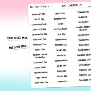 Op de afbeelding: Een wit, printbaar vel met een lijst van feestdagen en hun data. De feestdagen zijn geordend per maand en omvatten zowel seculiere als religieuze feestdagen. Het vel is getiteld "Holiday Scripts" en "Bolderbon".