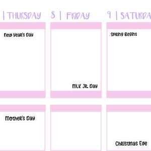 Op de afbeelding: Een roze kalender met de dagen van de week en feestdagen. De feestdagen zijn Nieuwjaarsdag, Moederdag, MLK Jr. Day, Lentebegin en Kerstavond.