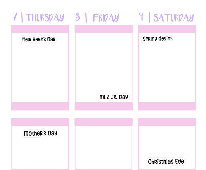 Op de afbeelding: Een roze kalender met de dagen van de week en feestdagen. De feestdagen zijn Nieuwjaarsdag, Moederdag, MLK Jr. Day, Lentebegin en Kerstavond.