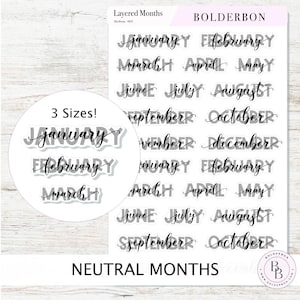 Pode incluir: Uma folha de adesivos de meses em camadas com três tamanhos para cada mês. Os meses são escritos em letra cursiva e são sobrepostos em um esquema de cores cinza e preto. O texto "Layered Months" e "Neutral Months" também está incluído na folha.