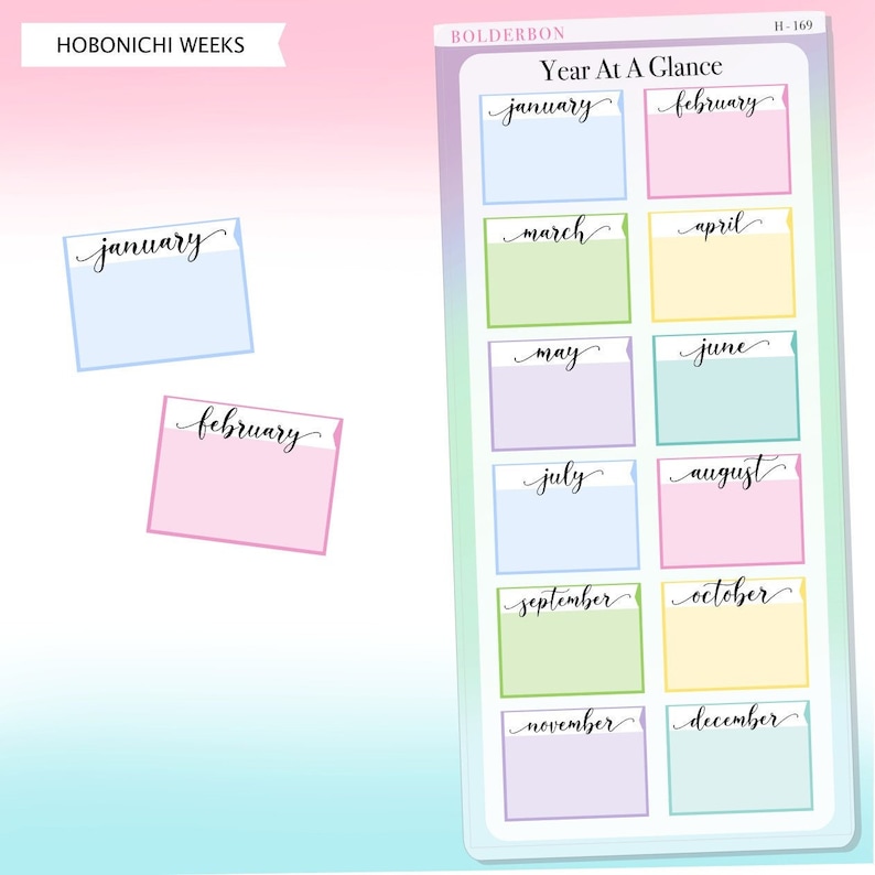 Puede incluir: Un conjunto de 12 pegatinas de calendario mensuales de colores con los meses del a&ntilde;o escritos en cursiva. Las pegatinas est&aacute;n dise&ntilde;adas para usar en una agenda o diario.