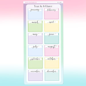 Puede incluir: Un conjunto de 12 pegatinas de calendario mensuales de color pastel con los meses del a&ntilde;o escritos en cursiva negra. Las pegatinas est&aacute;n dise&ntilde;adas para ser usadas en una agenda o diario.