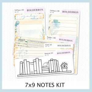 Puede incluir: Un kit de pegatinas para planificador con temática floral y de conchas marinas. El kit incluye pegatinas con las etiquetas "7x9 Notes", "Tracker", "Lined" y "Bookend". Las pegatinas tienen una combinación de colores rosa claro y amarillo con el texto "BOLDERBON". El kit está etiquetado como "7x9 NOTES KIT".