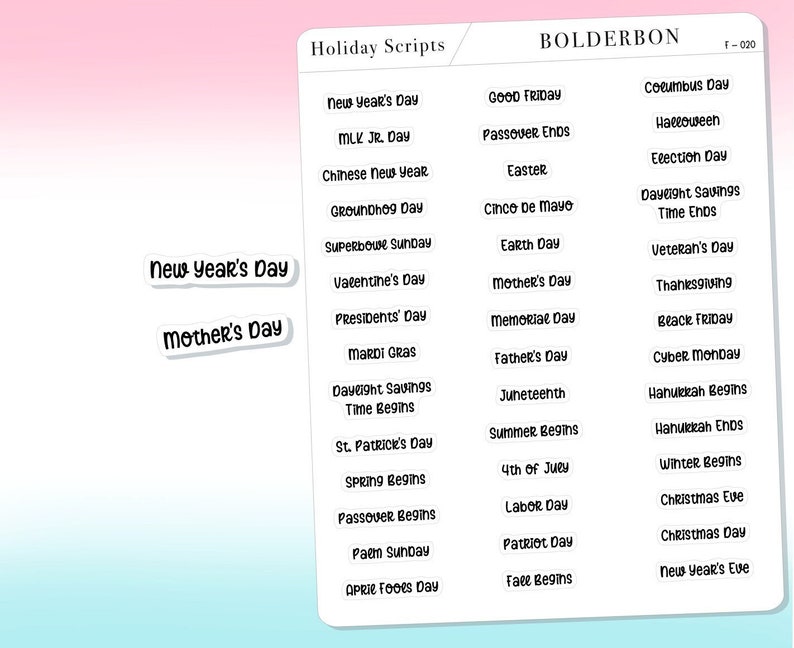 Op de afbeelding: Een wit, printbaar vel met een lijst van feestdagen en hun data. De feestdagen zijn geordend per maand en omvatten zowel seculiere als religieuze feestdagen. Het vel is getiteld "Holiday Scripts" en "Bolderbon".