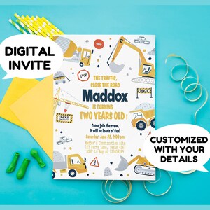 Puede incluir: Una invitación digital para la fiesta de cumpleaños de un niño de dos años, con vehículos de construcción y el texto "¡Maddox cumple dos años!" Incluye sobre amarillo, pajitas y globos.