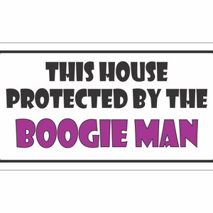 Puede incluir: Un cartel blanco con borde negro y un borde decorativo en la parte superior e inferior. El cartel dice "This house protected by the Boogie Man" en texto negro y morado.