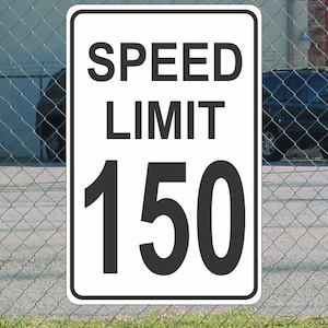 Op de afbeelding: Witte snelheidsbegrenzingsbord met zwarte tekst en cijfers. Het bord geeft "SPEED LIMIT 150" aan.