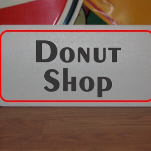 Metalowy znak Donut Shop