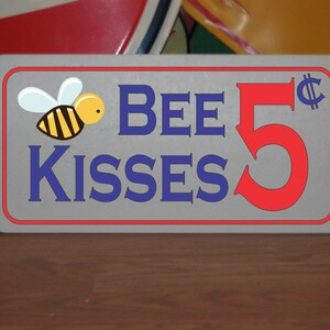 BEE KISSES Metalowy znak dla Local Honey Kitchen Restauracja Dekoracja Food Truck Przyczepa koncesyjna Stojak Wózek Sklep spożywczy Sklep Farm Market