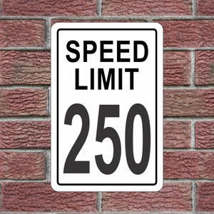 Op de afbeelding: Witte snelheidsbegrenzingsbord met zwarte tekst en cijfers. Het bord geeft "SPEED LIMIT 250" aan.