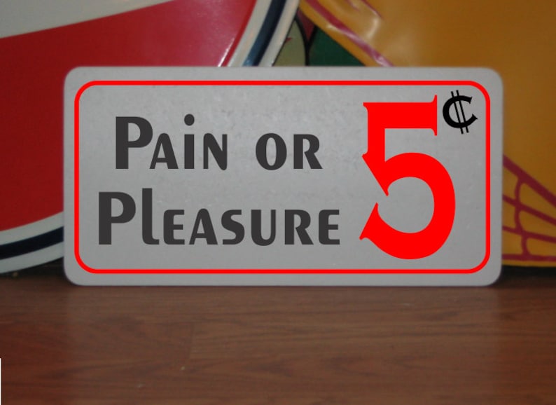 Peut inclure: Une pancarte rectangulaire blanche avec une bordure rouge et du texte noir qui dit "Pain or Pleasure 5&cent;". Le chiffre 5 est rouge et le symbole du cent est noir.