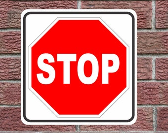 Puede incluir: Una señal de stop octogonal roja con letras blancas y un borde blanco. La señal está montada en una pared de ladrillo.