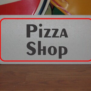 Metalowy znak pizzerii