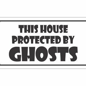 Puede incluir: Un cartel blanco con borde negro y esquinas decorativas. El cartel dice "Esta casa está protegida por fantasmas".