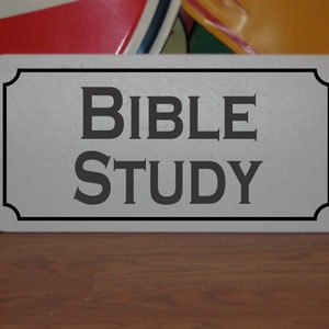 Letrero de metal con la palabra ESTUDIO BÍBLICO para la escuela dominical de la iglesia