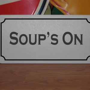 Metalowy szyld Soup's On dla sklepu restauracyjnego