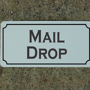 MAIL DROP Metallschild