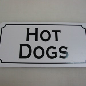 HOT DOGS Metalowy znak do dekoracji kuchni Pole golfowe Przyczepa koncesyjna Stoisko z hot dogami