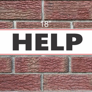 Könnte beinhalten: Ein weißes rechteckiges Schild mit rotem Rand, das 45,7 cm x 15,2 cm misst und den Schriftzug "HELP" in großen schwarzen Buchstaben trägt.
