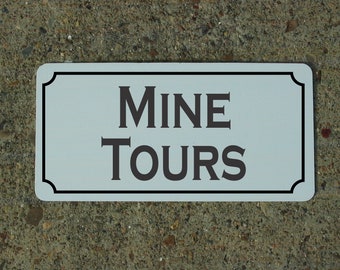 Metalowy znak „Mine Tours”, styl Dzikiego Zachodu (6x12)