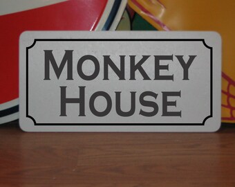 "MONKEY HOUSE Metallschild für ""Monkey House"" oder ""Monkey House""."