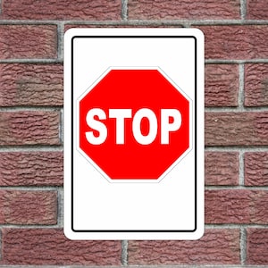 Op de afbeelding: Een wit bord met een zwarte rand en een rood achthoekig stopteken met het woord "STOP" in witte letters.