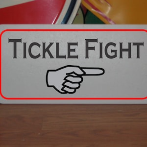 Tickle Fight prawa strzałka metalowy znak do wystroju kuchni restauracji food truck przyczepa koncesyjna stojak wózek sklep spożywczy sklep targowisko rolne