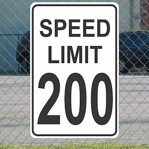 Op de afbeelding: Een wit rechthoekig bord met snelheidslimiet met zwarte tekst en cijfers. Het bord geeft "SPEED LIMIT 200" aan.