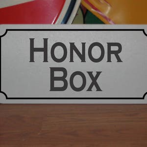 Metalen bord HONOR BOX voor boerderijkraam, aaswinkel of kantoor