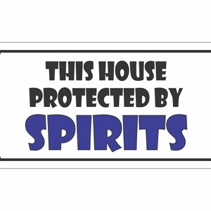 Puede incluir: Un cartel rectangular blanco con borde negro y bordes decorativos en la parte superior e inferior. El cartel dice "This house protected by spirits" en texto negro con la palabra "spirits" en texto azul.