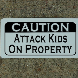 ATTACK KIDS On PROPERTY Metallschild für Barn Coop Farm Ranch oder Küchendeko