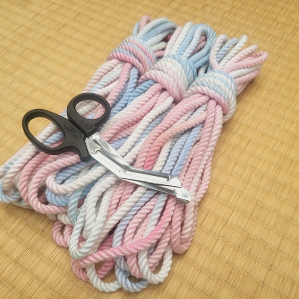 Shibari-touw. Bamboe 'Baby-True Trans Pride'. 8 meter (26 ft) Veganistisch handgemaakt bondagetouw.