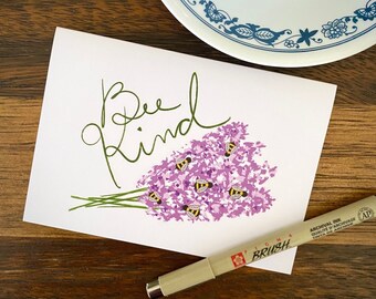 Carte de voeux : Bee Kind (carte de correspondance lavande et abeille)