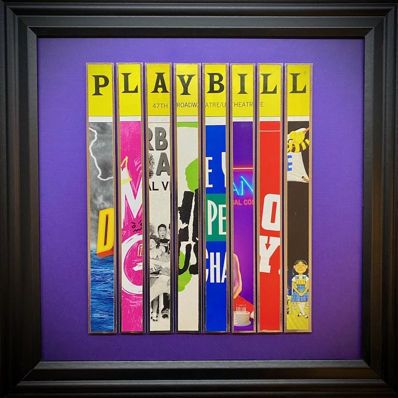 Puede incluir: Un collage enmarcado de portadas de programas de Broadway vintage, cada una con un espect&aacute;culo diferente. Las portadas son coloridas y presentan im&aacute;genes de actores y actrices, as&iacute; como los nombres de los espect&aacute;culos. El marco es negro y el fondo es morado.