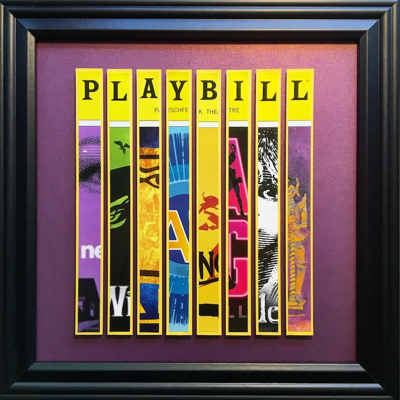 Puede incluir: Una impresi&oacute;n enmarcada de un programa de teatro con la palabra "PLAYBILL" en letras amarillas sobre un fondo morado. El programa est&aacute; dividido en ocho secciones verticales, cada una con un dise&ntilde;o y color diferente.