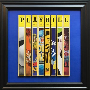 Puede incluir: Un collage enmarcado de ocho portadas de Playbill amarillas y negras. Las portadas presentan varios espect&aacute;culos de Broadway, incluyendo "El Fantasma de la &Oacute;pera", "El Libro de Morm&oacute;n", "Wicked" y "Hamilton".