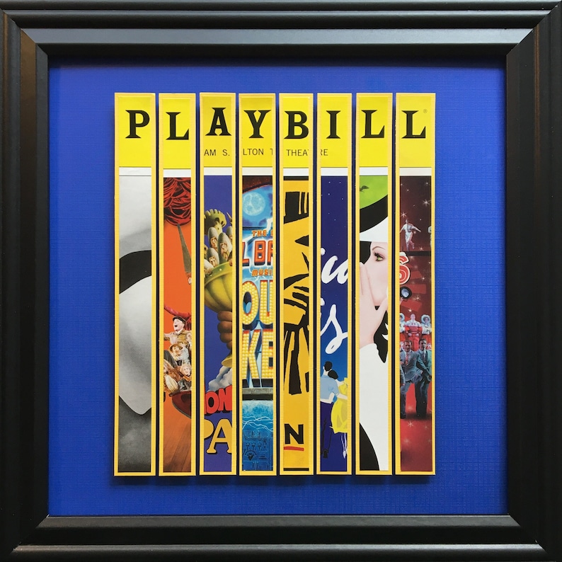 Puede incluir: Un collage enmarcado de ocho portadas de Playbill amarillas y negras. Las portadas presentan varios espect&aacute;culos de Broadway, incluyendo "El Fantasma de la &Oacute;pera", "El Libro de Morm&oacute;n", "Wicked" y "Hamilton".