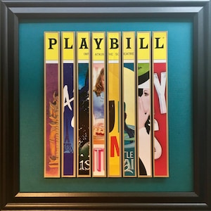 Puede incluir: Un collage enmarcado de portadas de revistas Playbill vintage, cada una con un espect&aacute;culo diferente de Broadway. Las portadas est&aacute;n dispuestas en una l&iacute;nea vertical, con el t&iacute;tulo "PLAYBILL" en la parte superior. Las portadas son de varios colores, incluyendo rojo, amarillo, azul y verde.