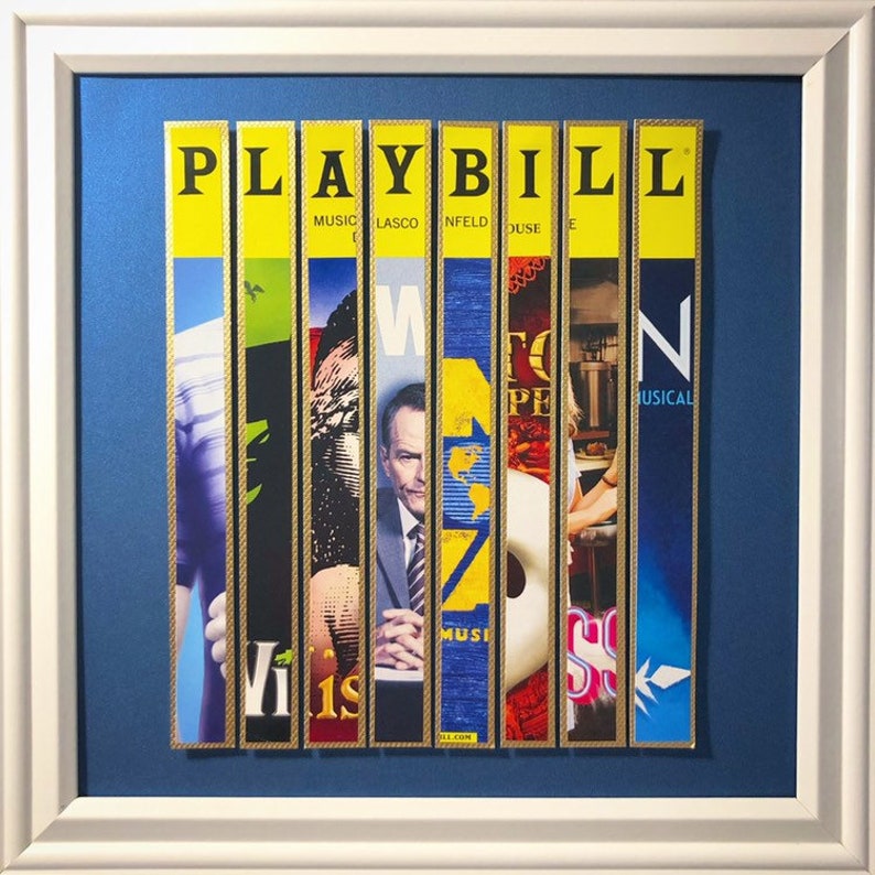 Puede incluir: Un collage enmarcado de portadas de Playbill, cada una con un espect&aacute;culo diferente de Broadway. Las portadas est&aacute;n dispuestas en una l&iacute;nea vertical, con el t&iacute;tulo "PLAYBILL" en la parte superior. Las portadas son amarillas con ribetes dorados y presentan una variedad de im&aacute;genes, incluyendo un hombre con traje, una mujer con vestido y un instrumento musical.