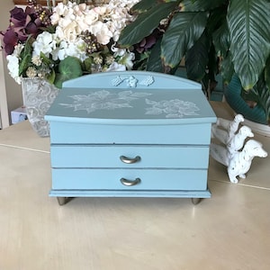 French Country Jewelry Chest / Upcycled Vintage Shabby Chic Jewelry Storage / Farmhouse Cottage Style Chalk Painted Wooden Jewelry Box