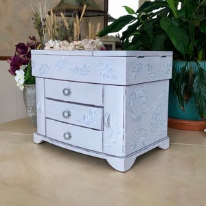 French Country Jewelry Box / Upcycled Vintage Shabby Chic Jewelry Chest / Farmhouse Cottage Style Chalk Painted Wooden Jewelry Storage