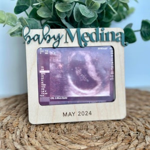 Ultrasound Magnet Frame 'Hi Grandma & Grandpa' - Pregnancy Announcement Gift With Baby Footprints Ultrasound Photo Frame
