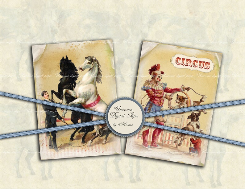 K&ouml;nnte beinhalten: Zwei Vintage-Zirkus-Illustrationen. Die erste zeigt einen Mann im schwarzen Anzug, der eine Peitsche h&auml;lt und neben einem schwarzen Pferd steht, das sich auf die Hinterbeine stellt. Ein wei&szlig;es Pferd mit einem roten Sattel steht neben dem schwarzen Pferd. Die zweite Illustration zeigt einen Clown in einem rot-blauen Kost&uuml;m, der ein Seil h&auml;lt, das an einen kleinen Hund befestigt ist. Der Hund springt &uuml;ber einen kleinen Holzzaun. Das Wort "CIRCUS" ist in gro&szlig;en Buchstaben oben auf der Illustration gedruckt.