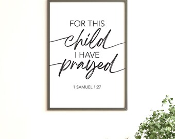 Puede incluir: Una impresión de arte de pared imprimible en blanco y negro con el texto "Por este niño he orado" y la referencia bíblica "1 Samuel 1:27".