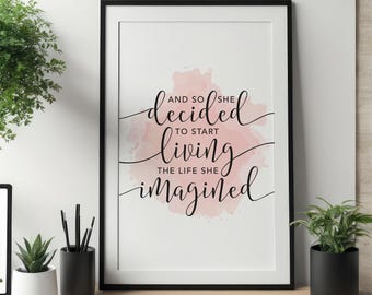 Puede incluir: Una impresión enmarcada con un fondo de acuarela rosa y el texto "And so she decided to start living the life she imagined".