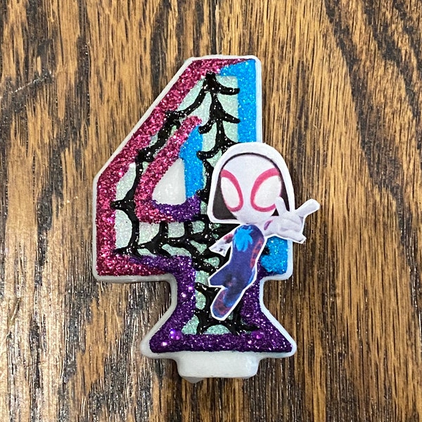 Velas de cumpleaños artesanales con temática de Spider-Man o de cualquier otro tema, decoradas a tu gusto.